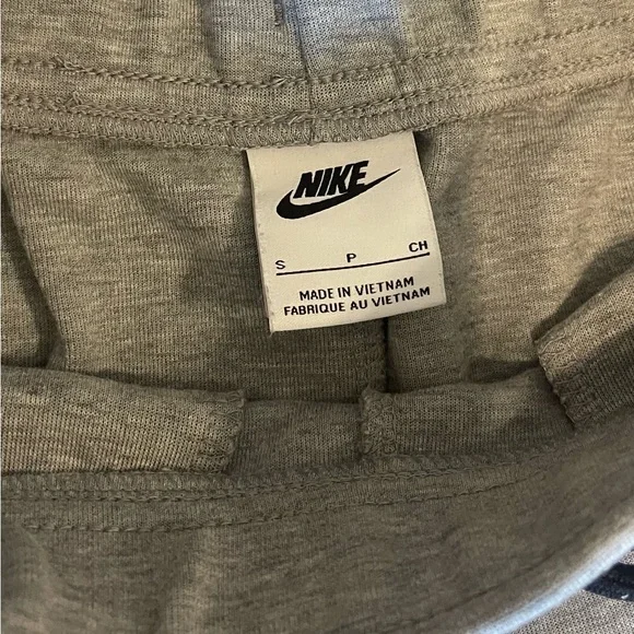 Men’s Nike Tech Gray Sweatpants Tapered Fit - Picture 3 of 6